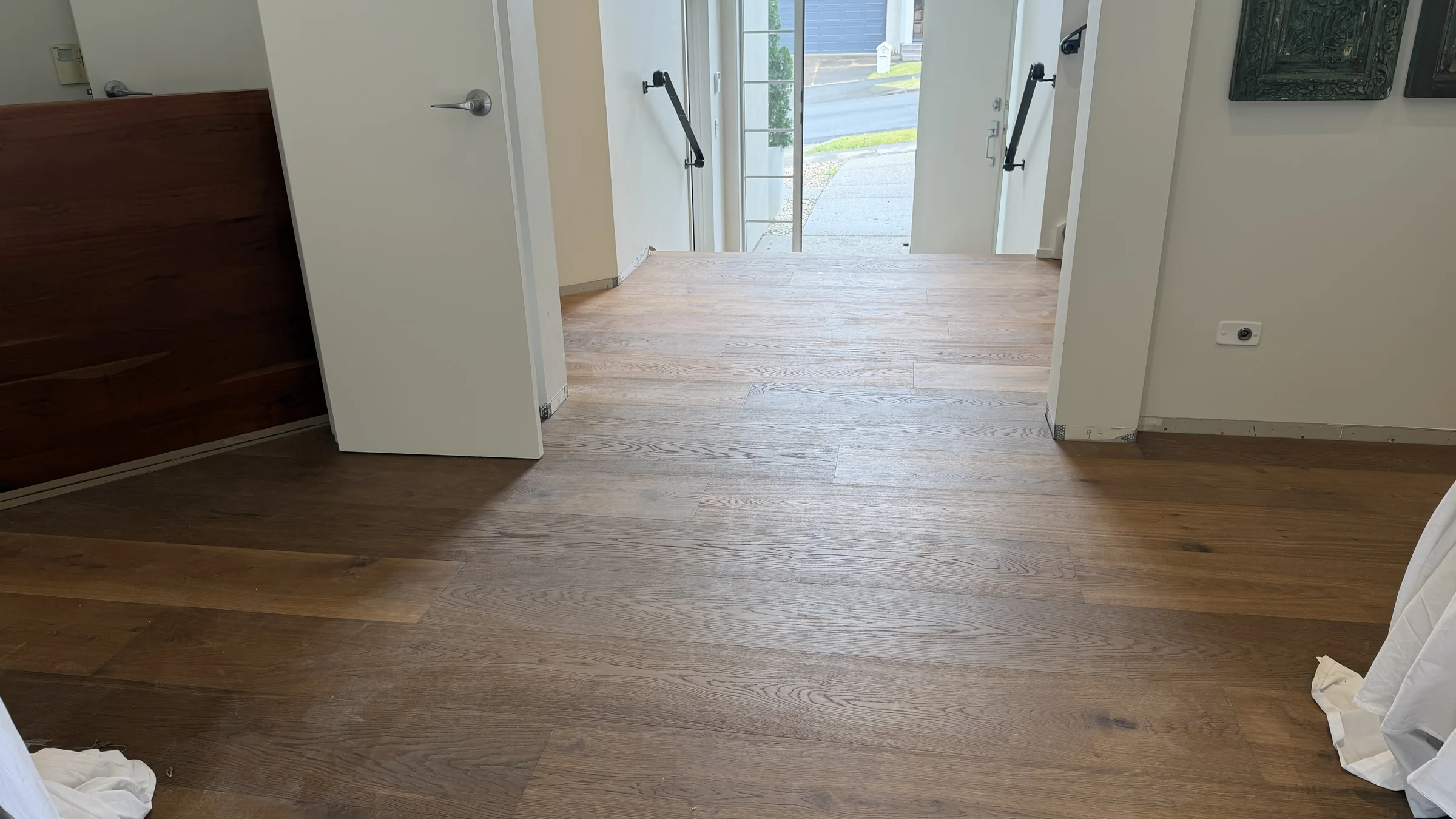 ATS Timber Caramel Roast flooring at the entry landing at Rosewell Crescent, Flat Bush